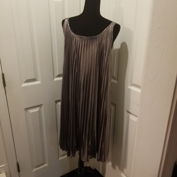 Pleated trapeze styled dress - Picture 4 of 4